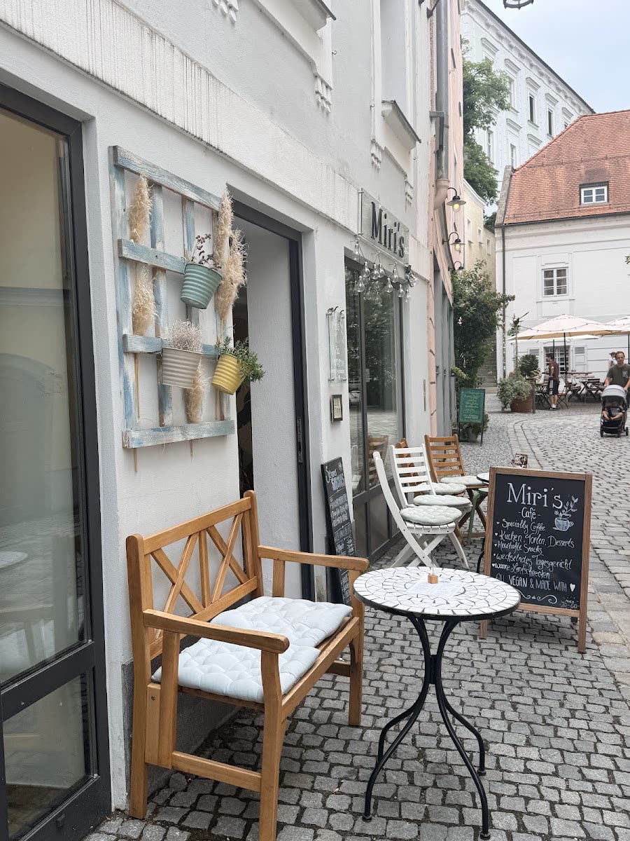 Miri's Café von innen und außen